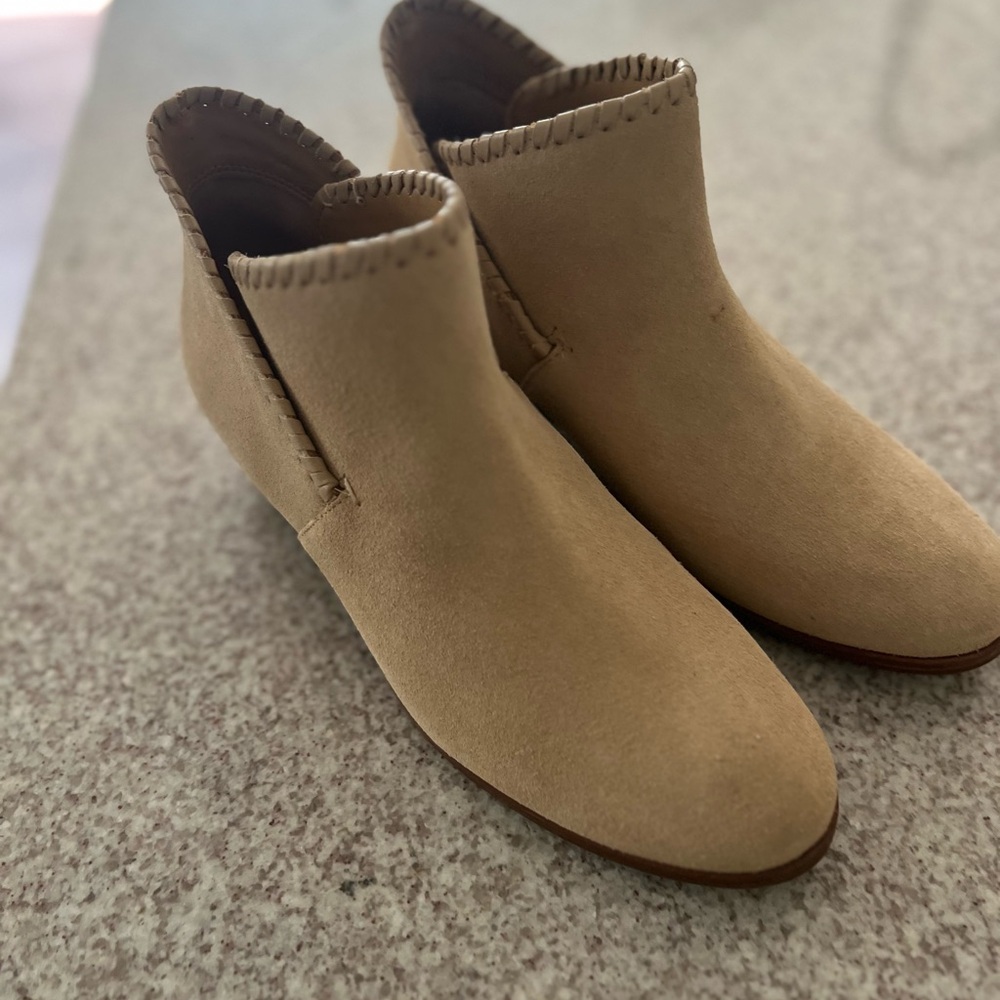 Jack Rogers Women’s Tan Suede Booties